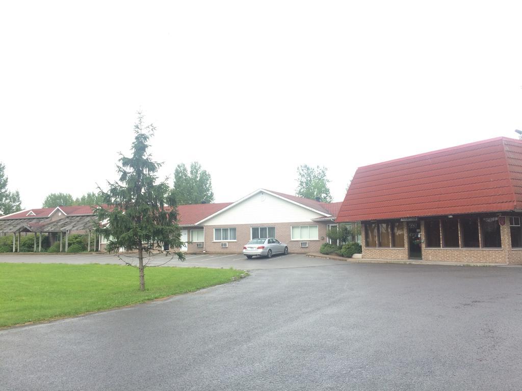 Motel Pignons Rouges Terrebonne Exterior photo