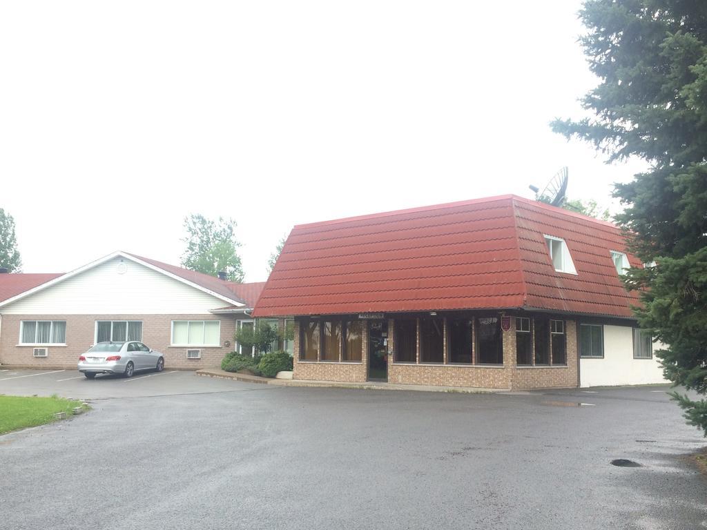 Motel Pignons Rouges Terrebonne Exterior photo